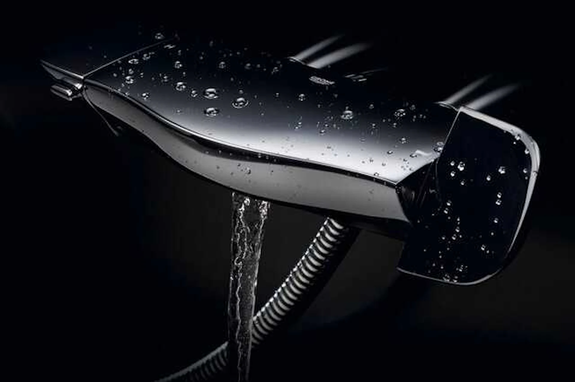 洗練されたメタル調の装備