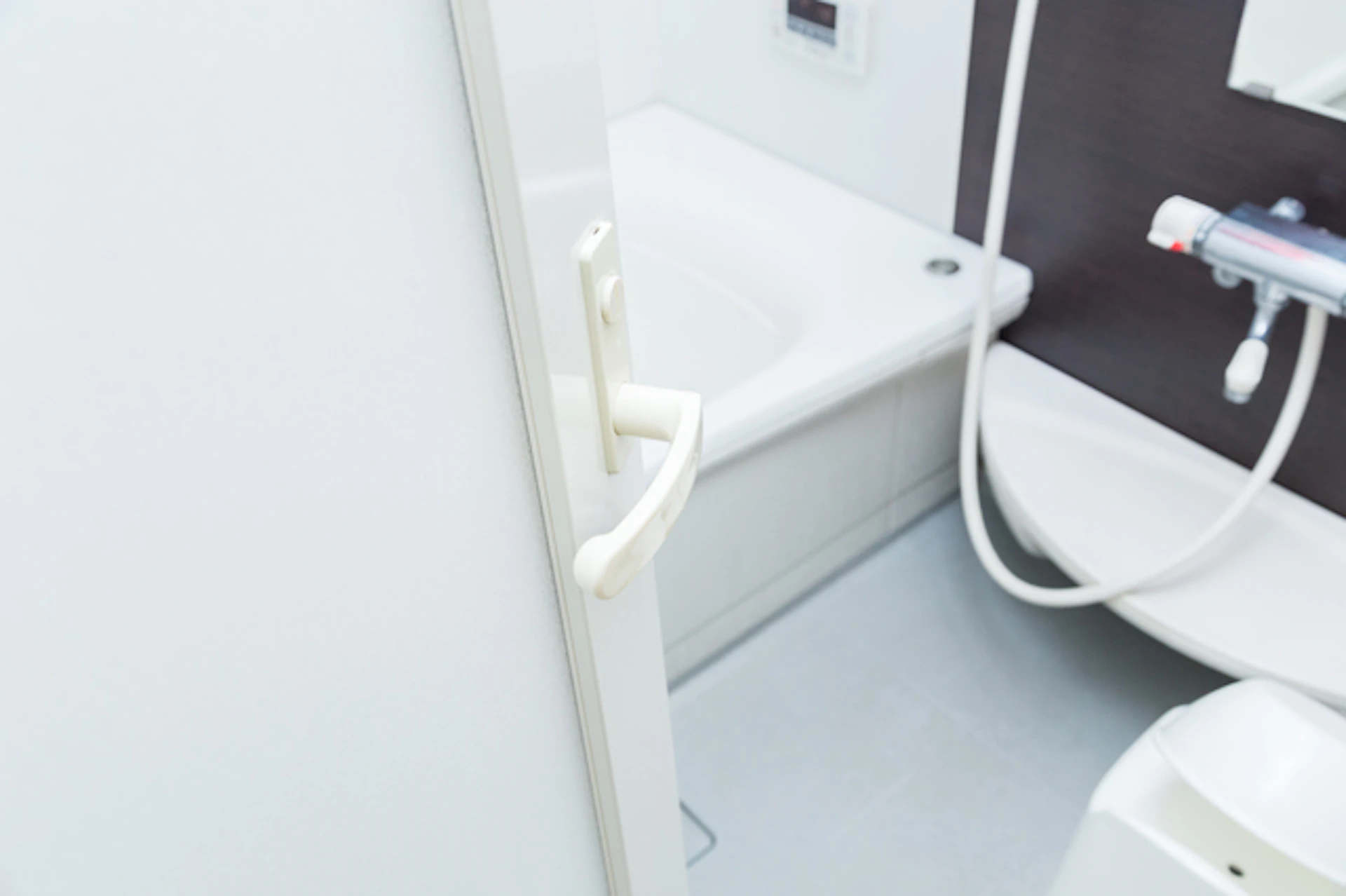 お風呂の取っ手・ドアノブが壊れたら自分で直せる？よくある故障と修理費用を解説