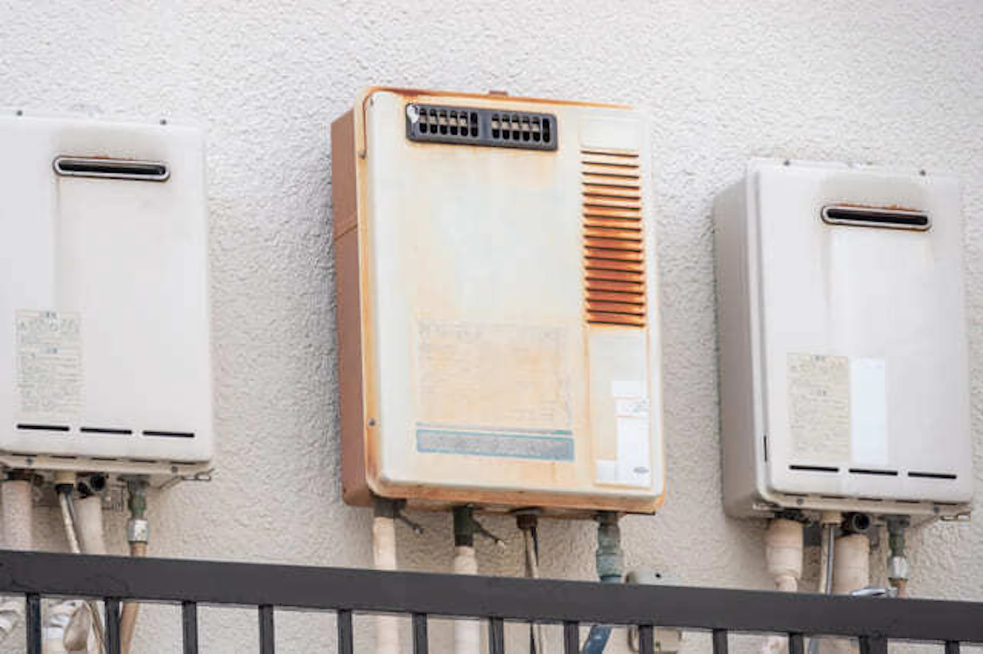 劣化して錆びた給湯器