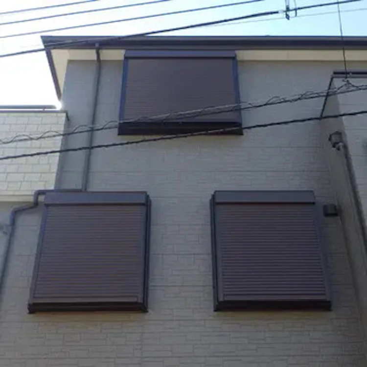 クローズ(スクリーン)タイプのシャッターを出窓に設置した施工事例