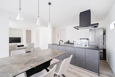 【2000万円】旧家の名残をとどめつつ、最大限の希望を叶えたモノトーンハウス