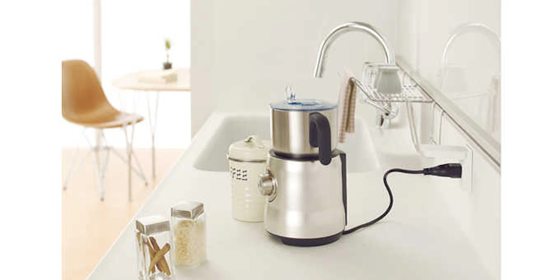 カウンターにコンセントがあると便利