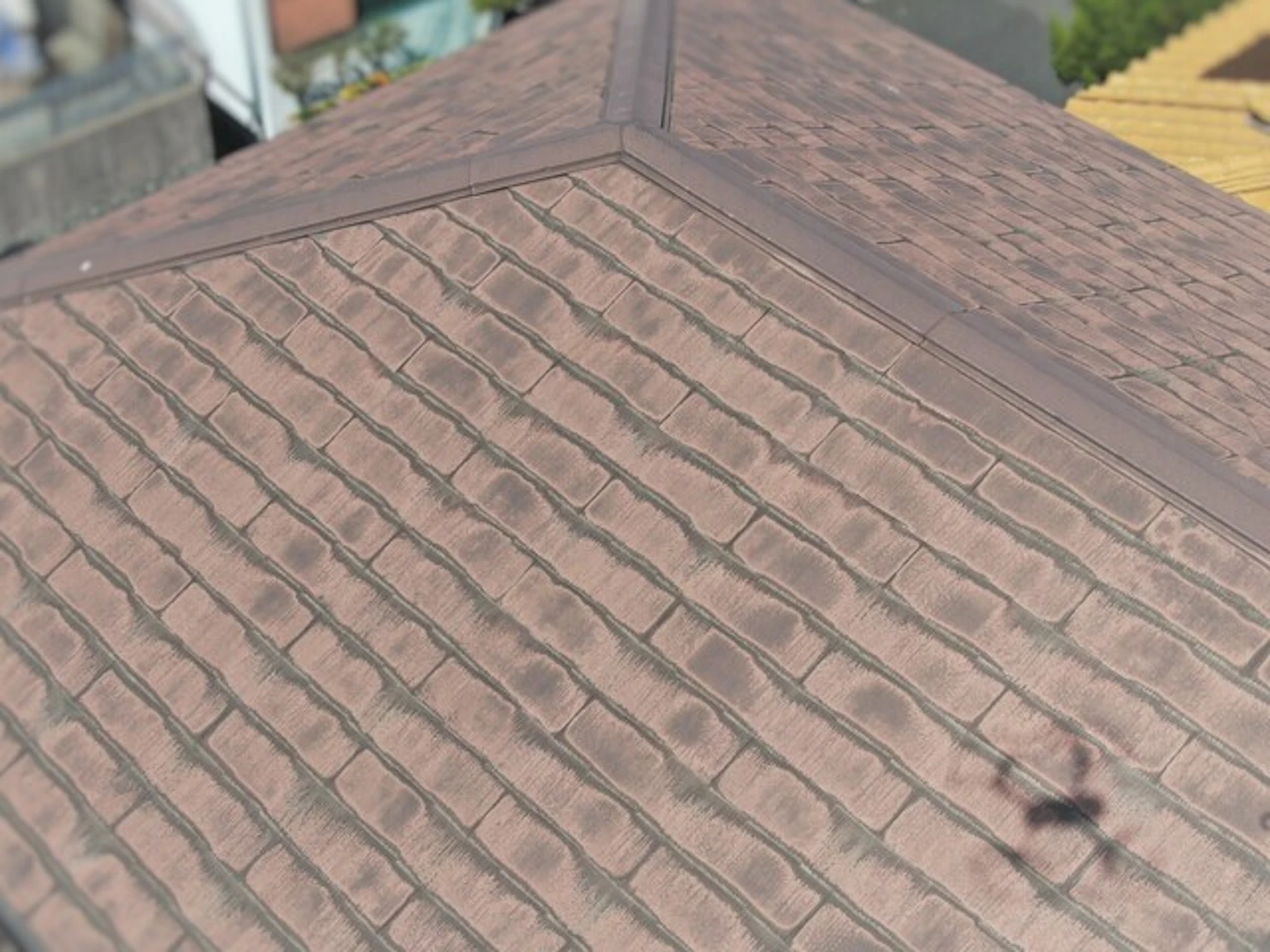 色あせした茶色の屋根