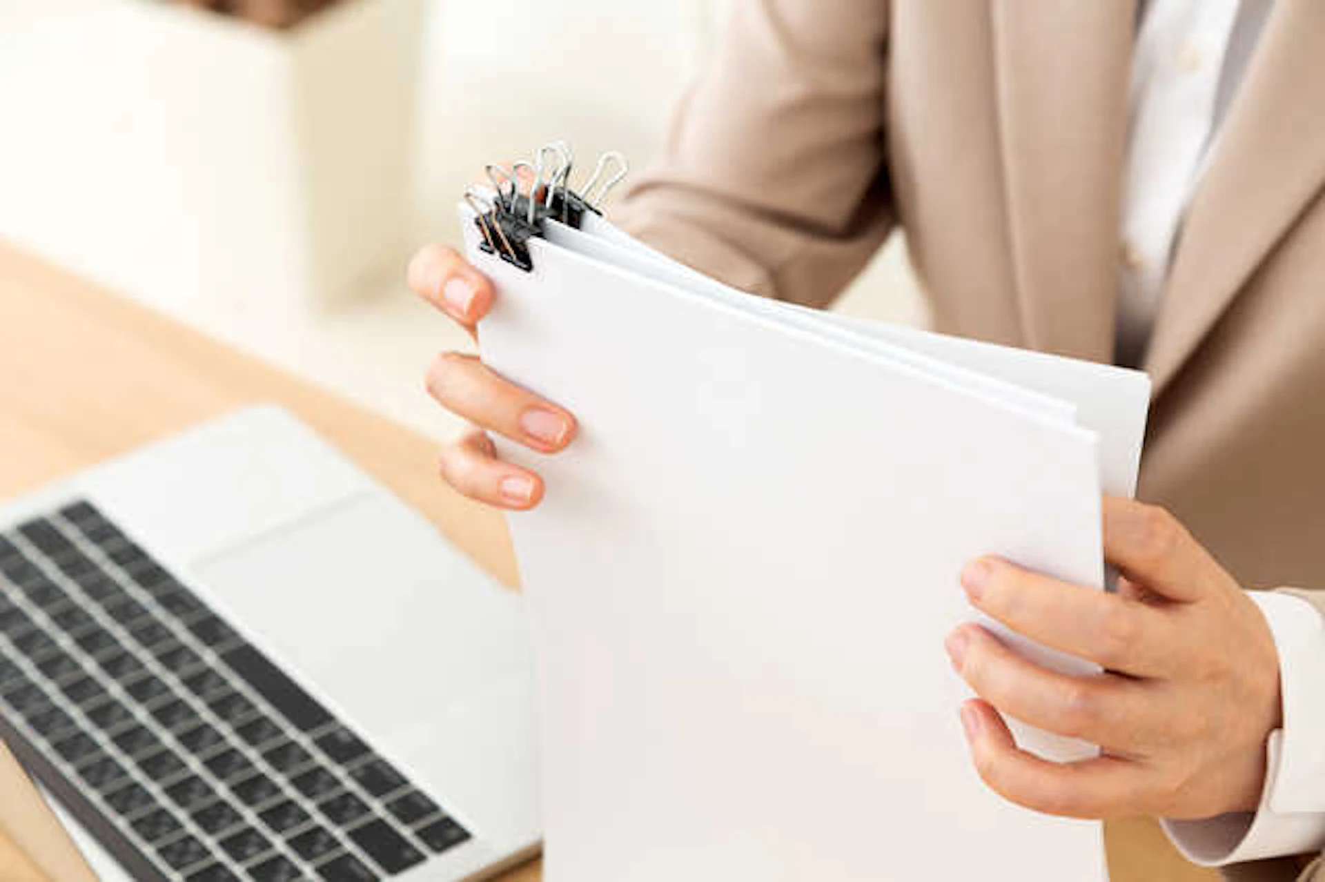 サムネイル：建設業許可と解体工事業登録の違い｜解体はどちらに依頼すれば良い？