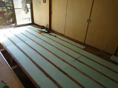 【22万円】床に断熱材を施工