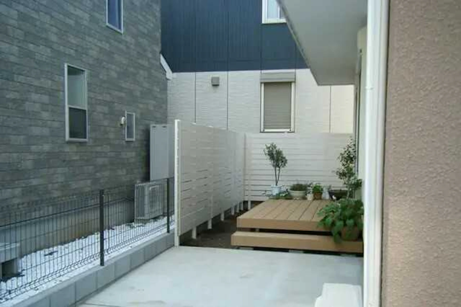 事例3 目隠しフェンスでウッドデッキをフル活用