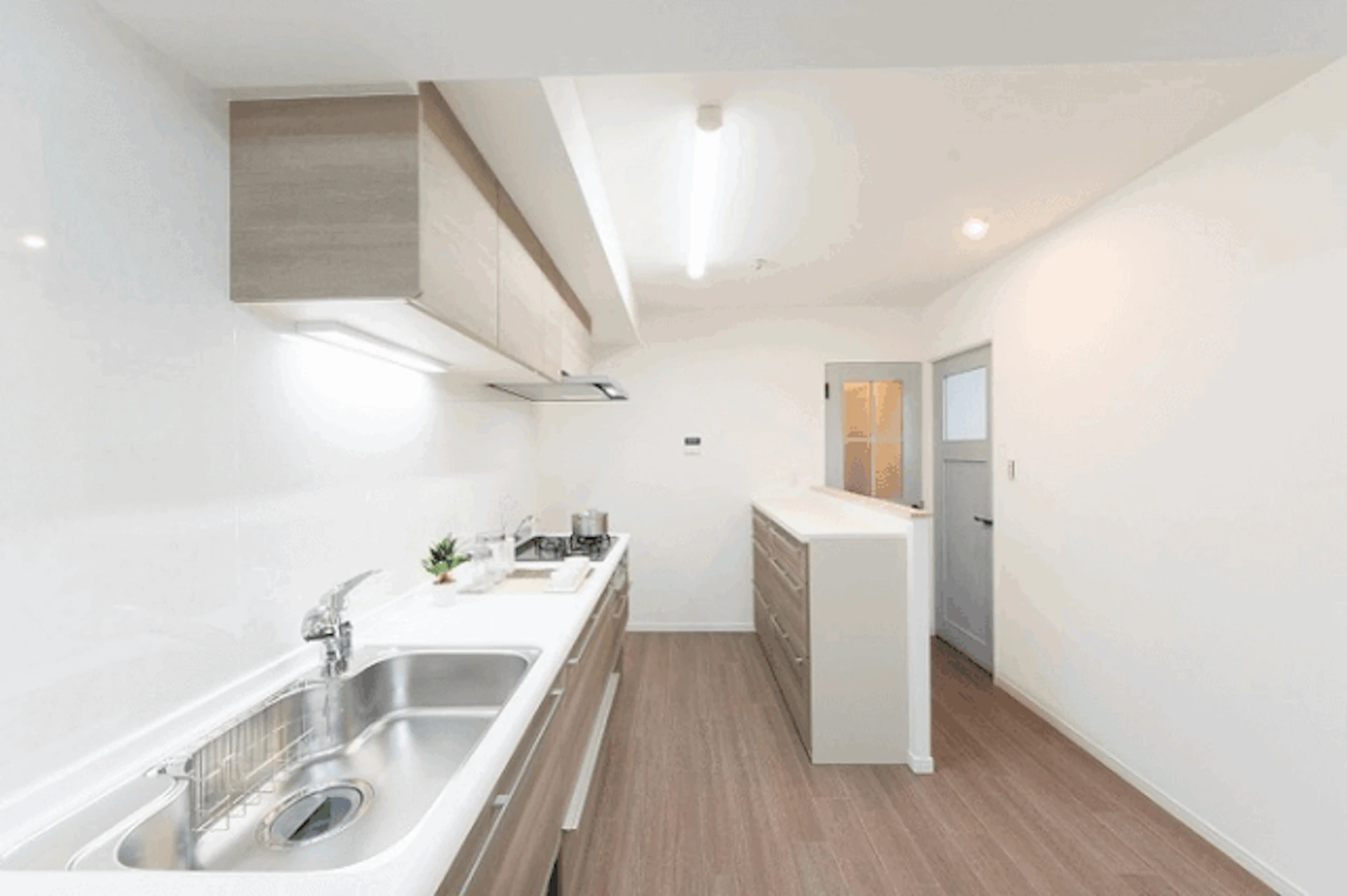 木目調のキッチン・カップボード