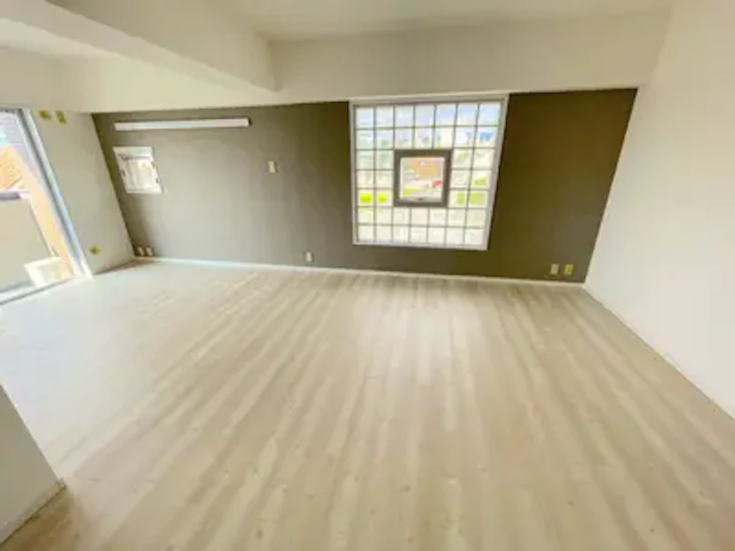 株式会社住まいの窓口 「白を貴重とした明るい家。遊び心のアクセントが際立つデザイン。」