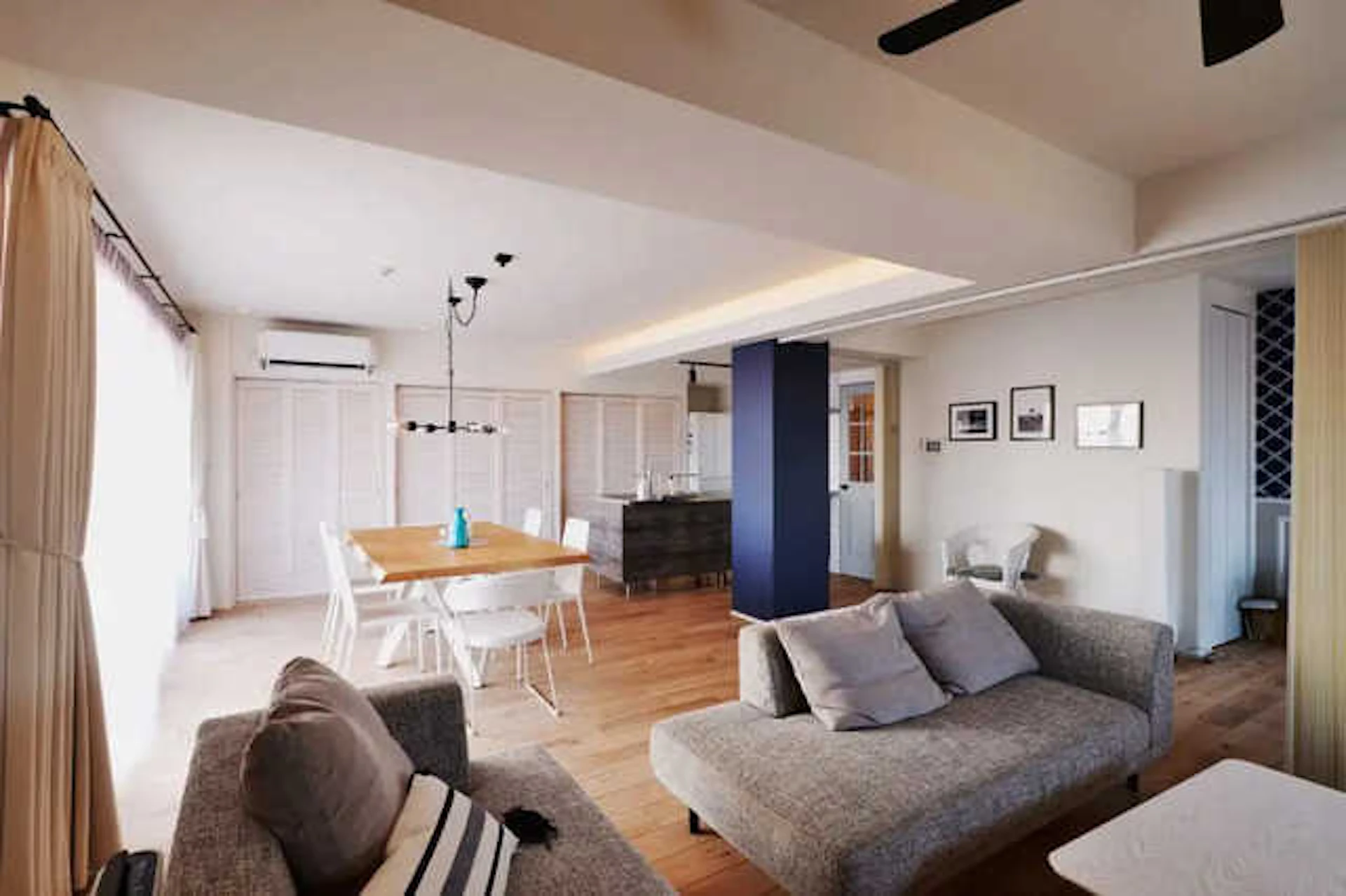 青が映えるカリフォルニア風デザインの空間