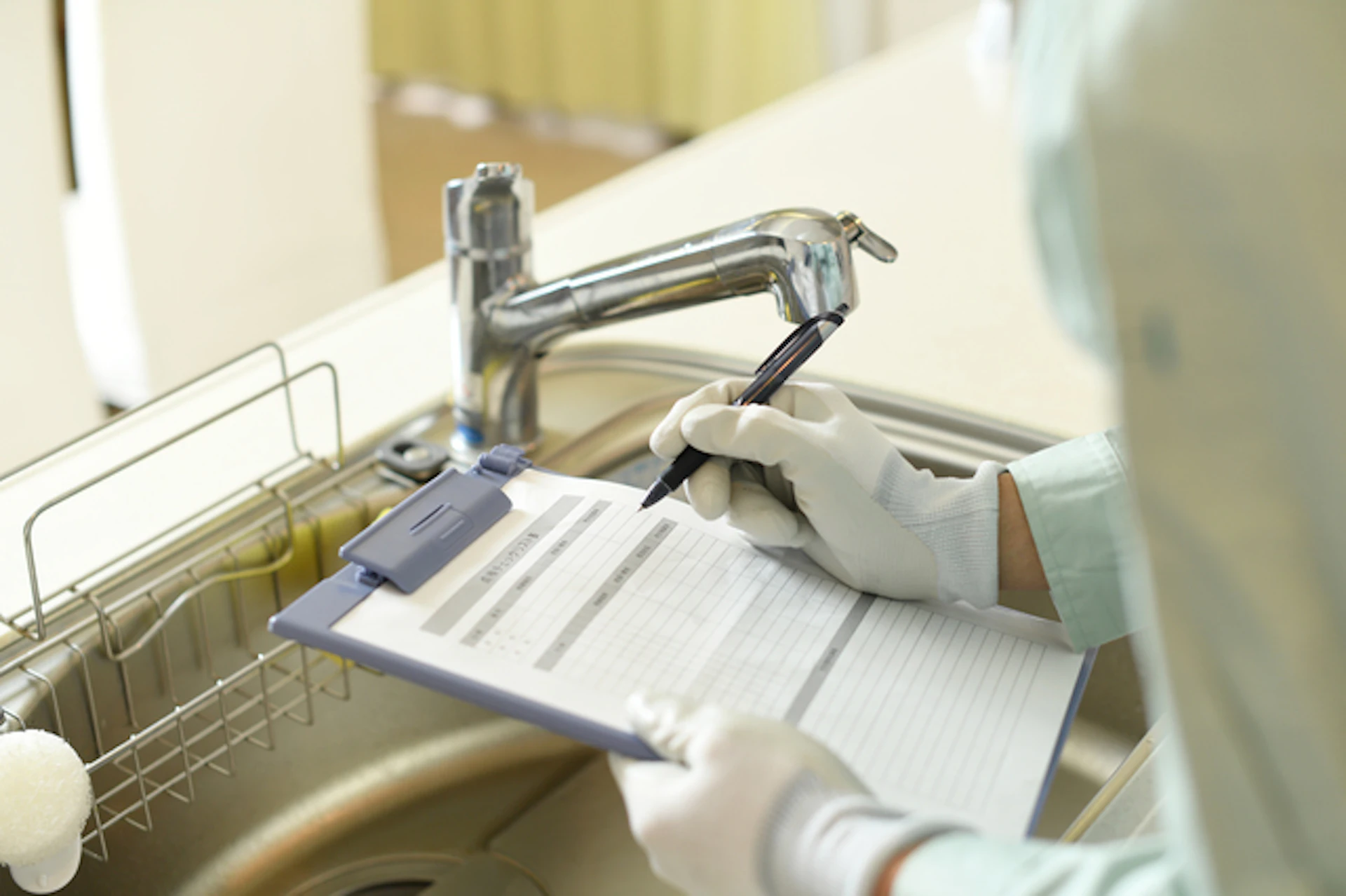 キッチンの水漏れの修理を業者に頼む場合の費用相場