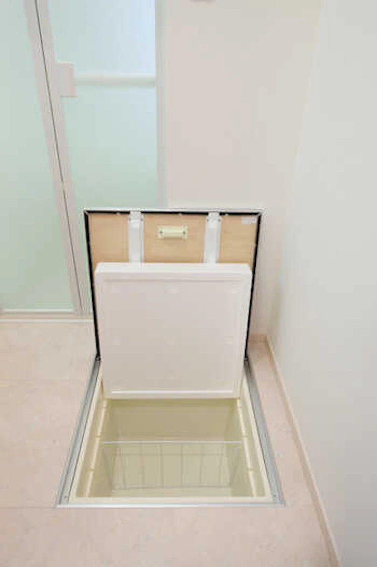 廊下は床下収納にもぴったりの場所!