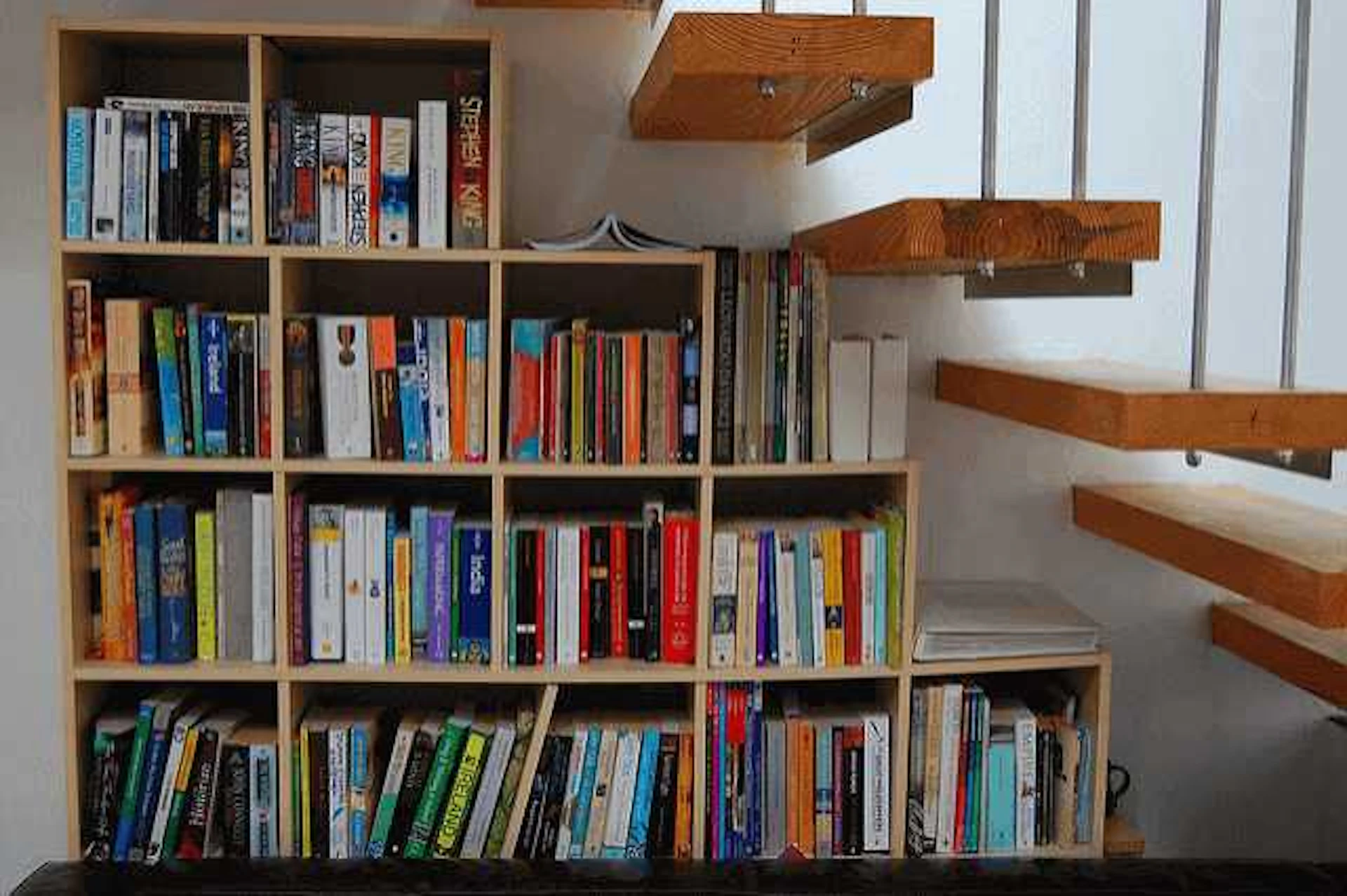 階段のデッドスペースを本棚に！