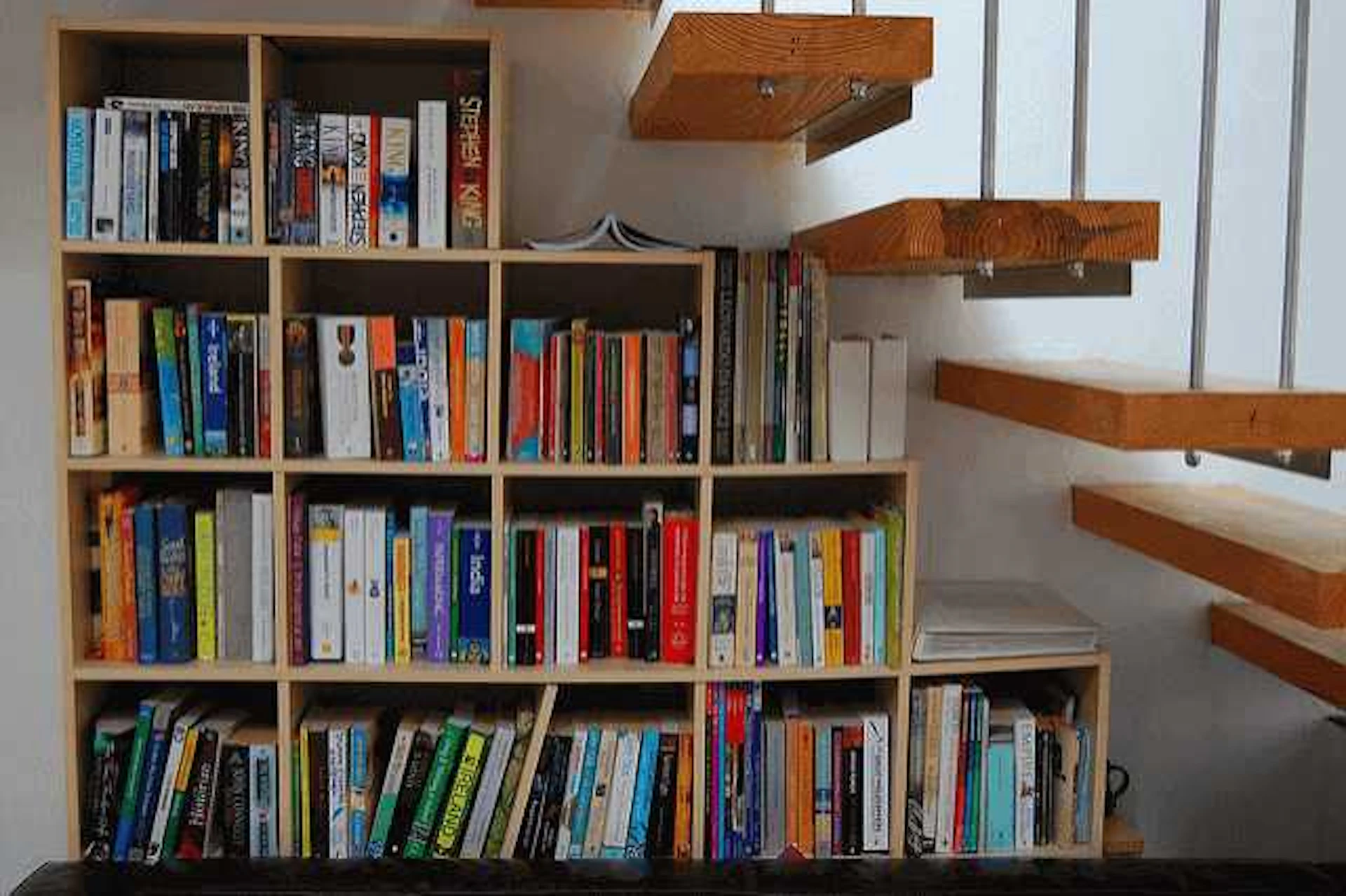 階段のデッドスペースを本棚に!