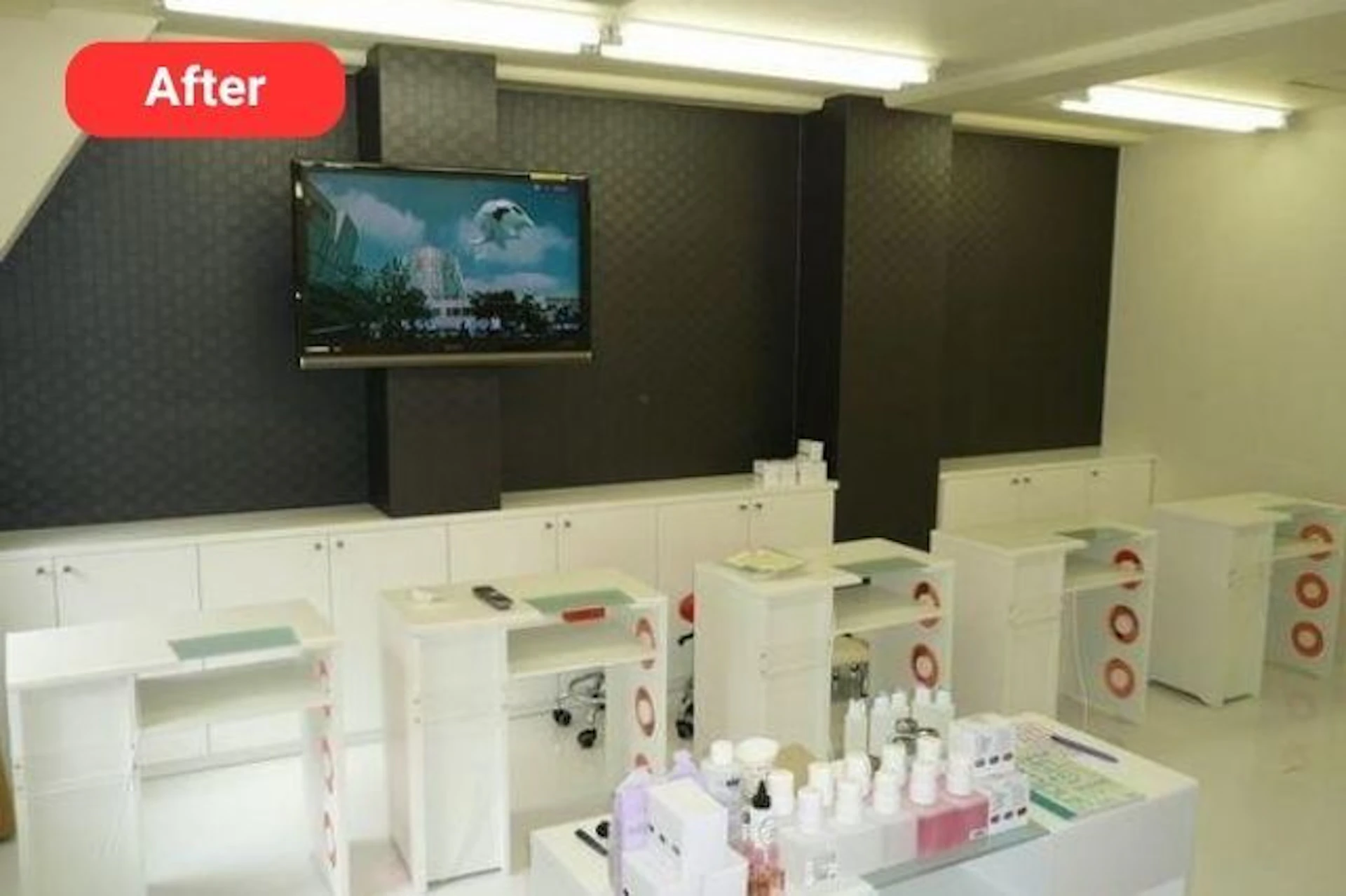 事例2:造作家具と間仕切りで実現!明るく動線が効率的なネイルサロン