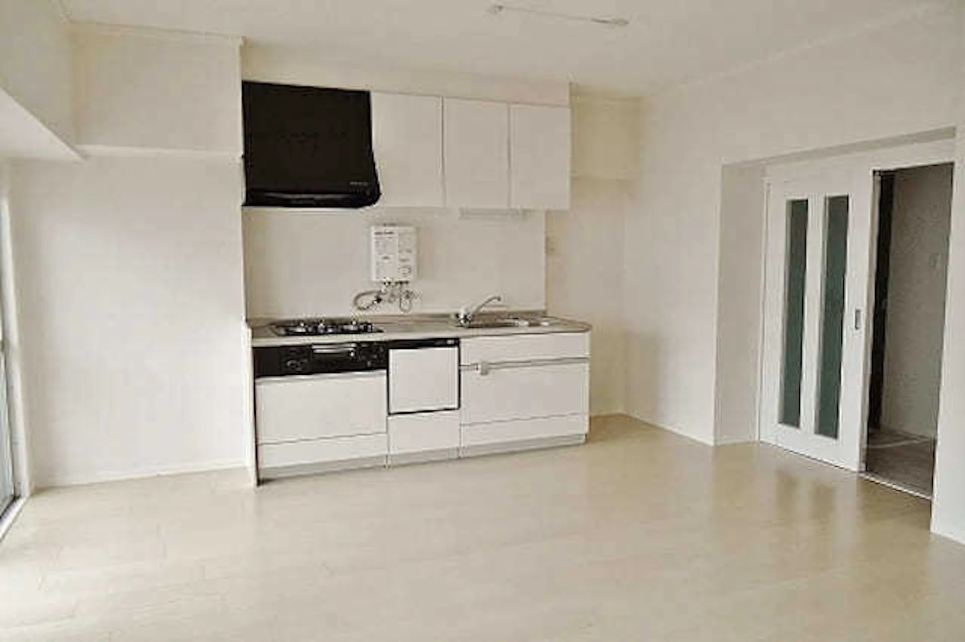 白い室内に合う白いシステムキッチン