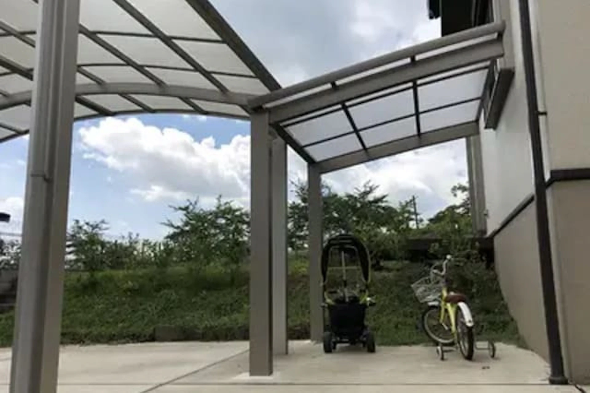 自転車置き場のアイデア10選:勝手口にサイクルポートを設置した事例