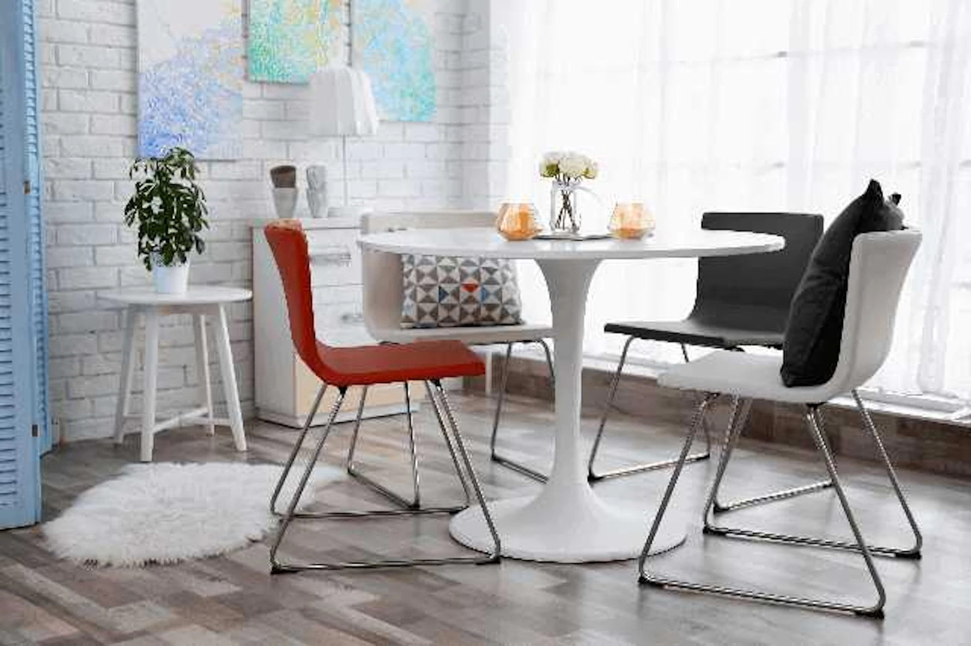 グレー系の淡いレンガ調クロスをアクセントにしたダイニング