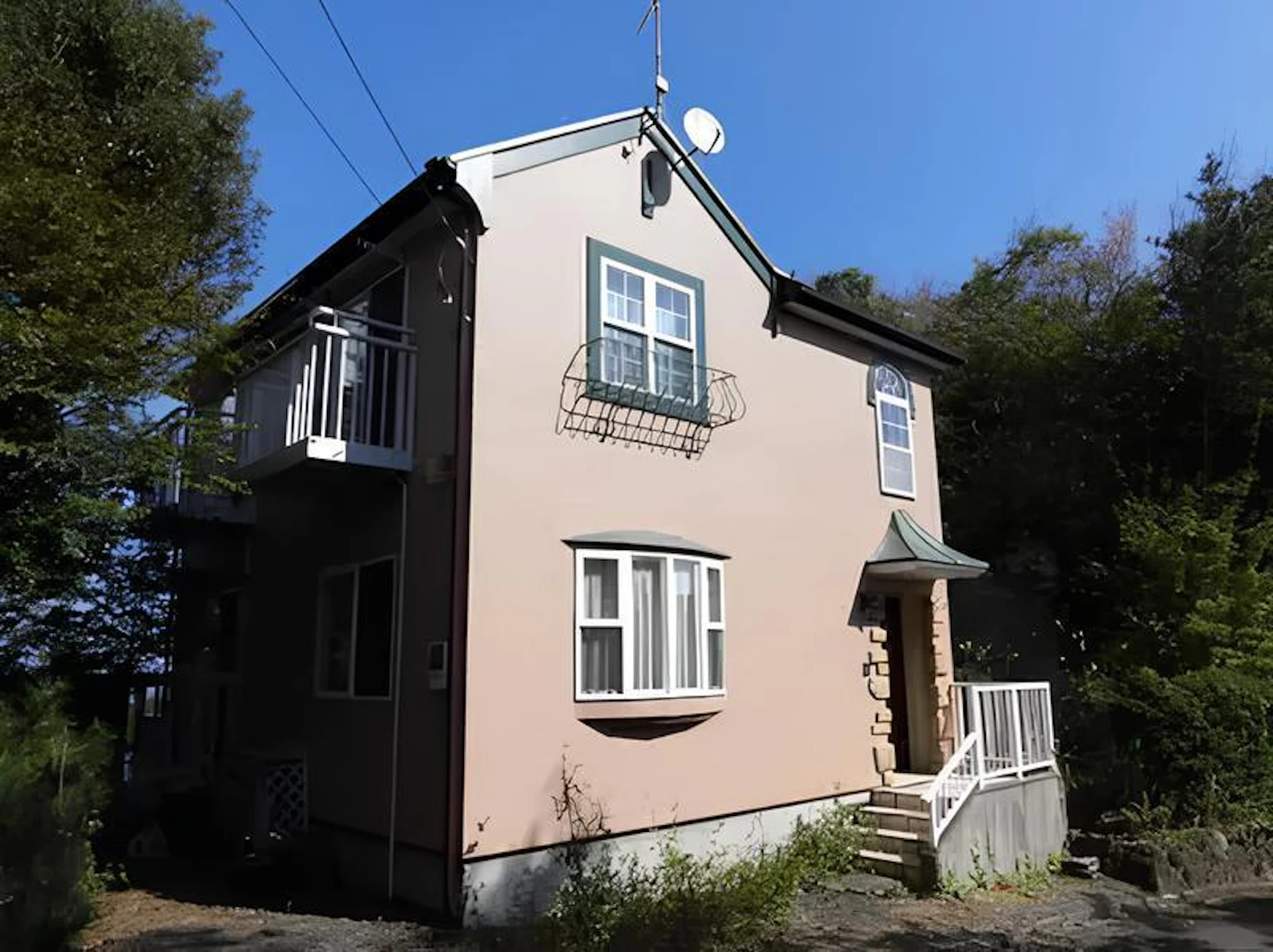 洋風の別荘を明るい色に塗装