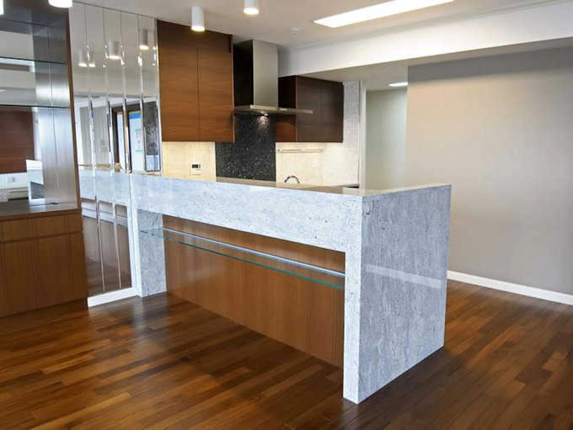 ハチヤマ(Hachiyama)