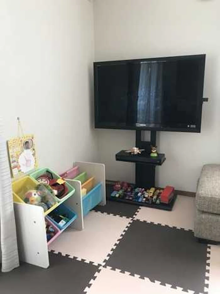 リビング収納NG例⑤：コードが丸見え