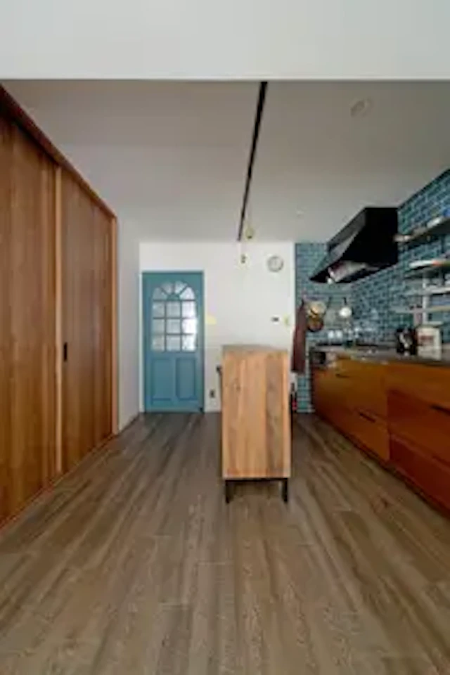 事例5:濃い木目と青色の扉でレトロな雰囲気のキッチン