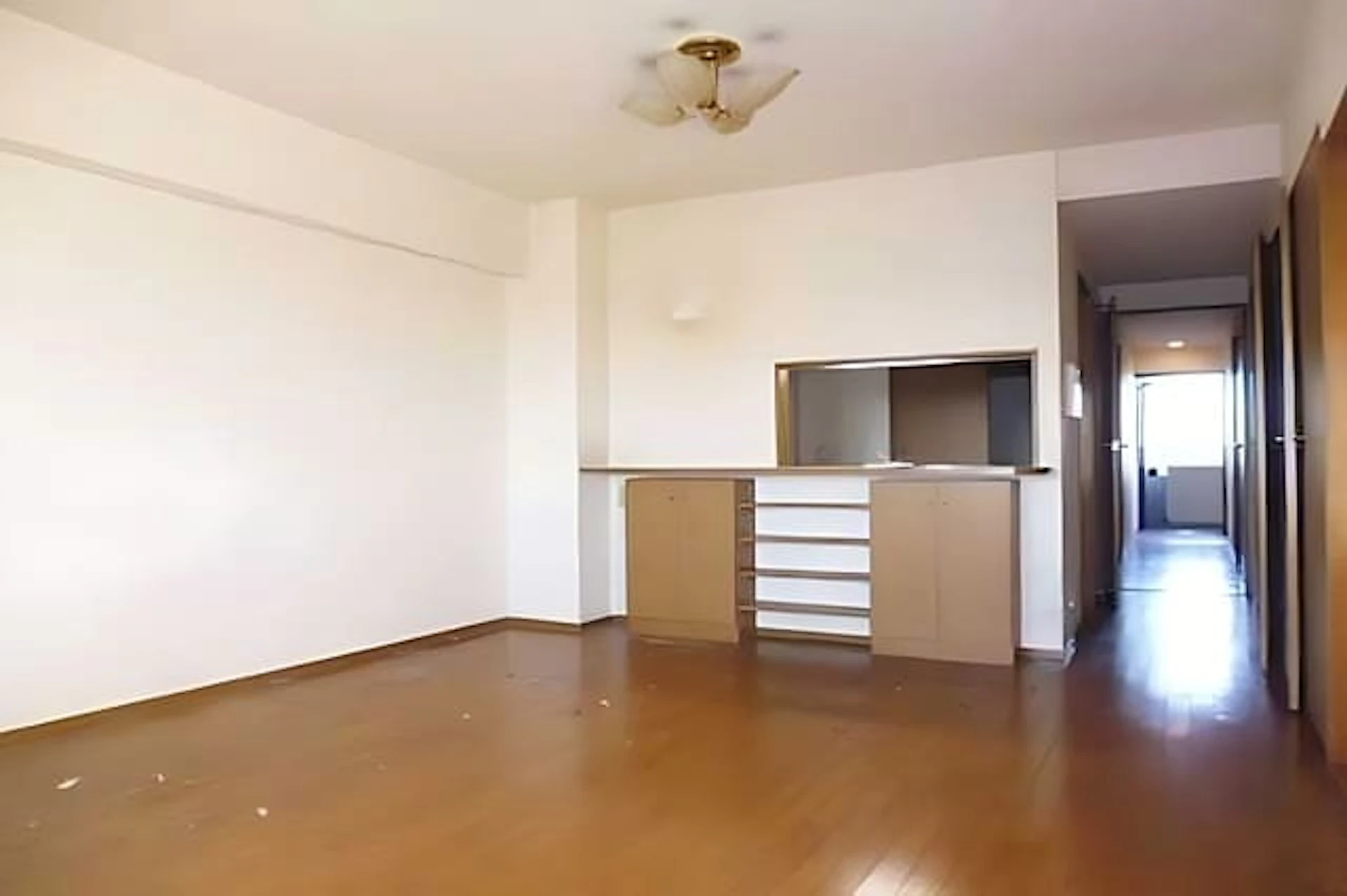 〜50万円のリビングリフォームの施工事例:約20帖のLDKのクロスを張り替え