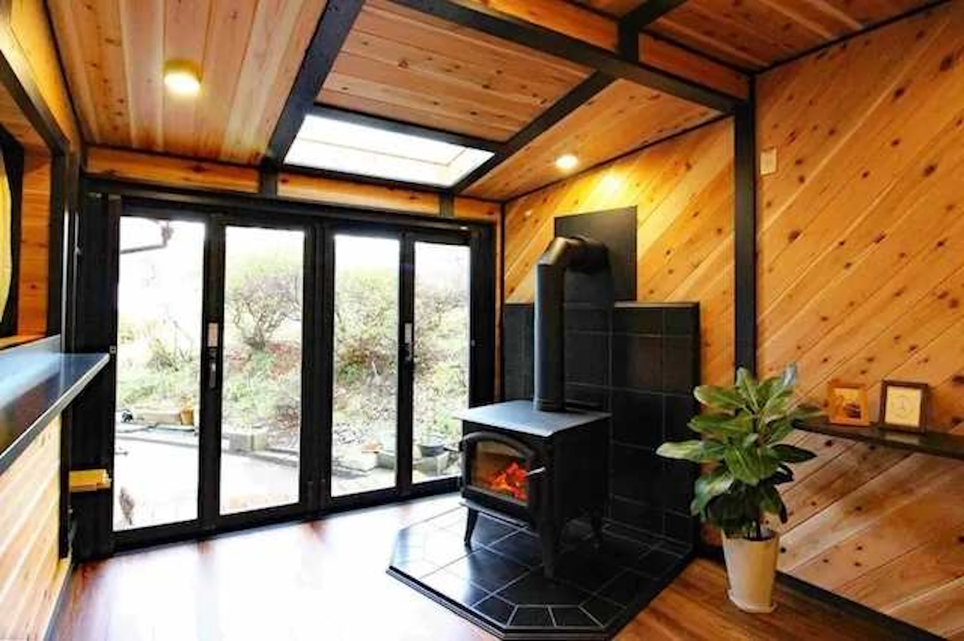 自然素材や薪ストーブが素敵な家にリノベーション
