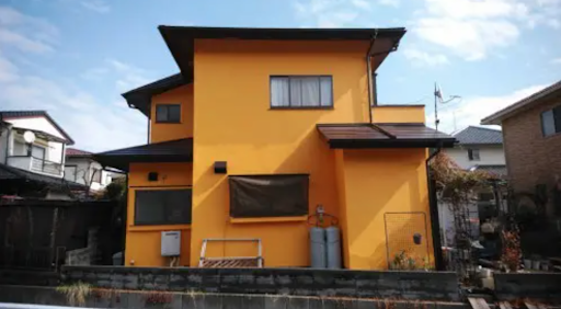 オレンジの外壁の住宅