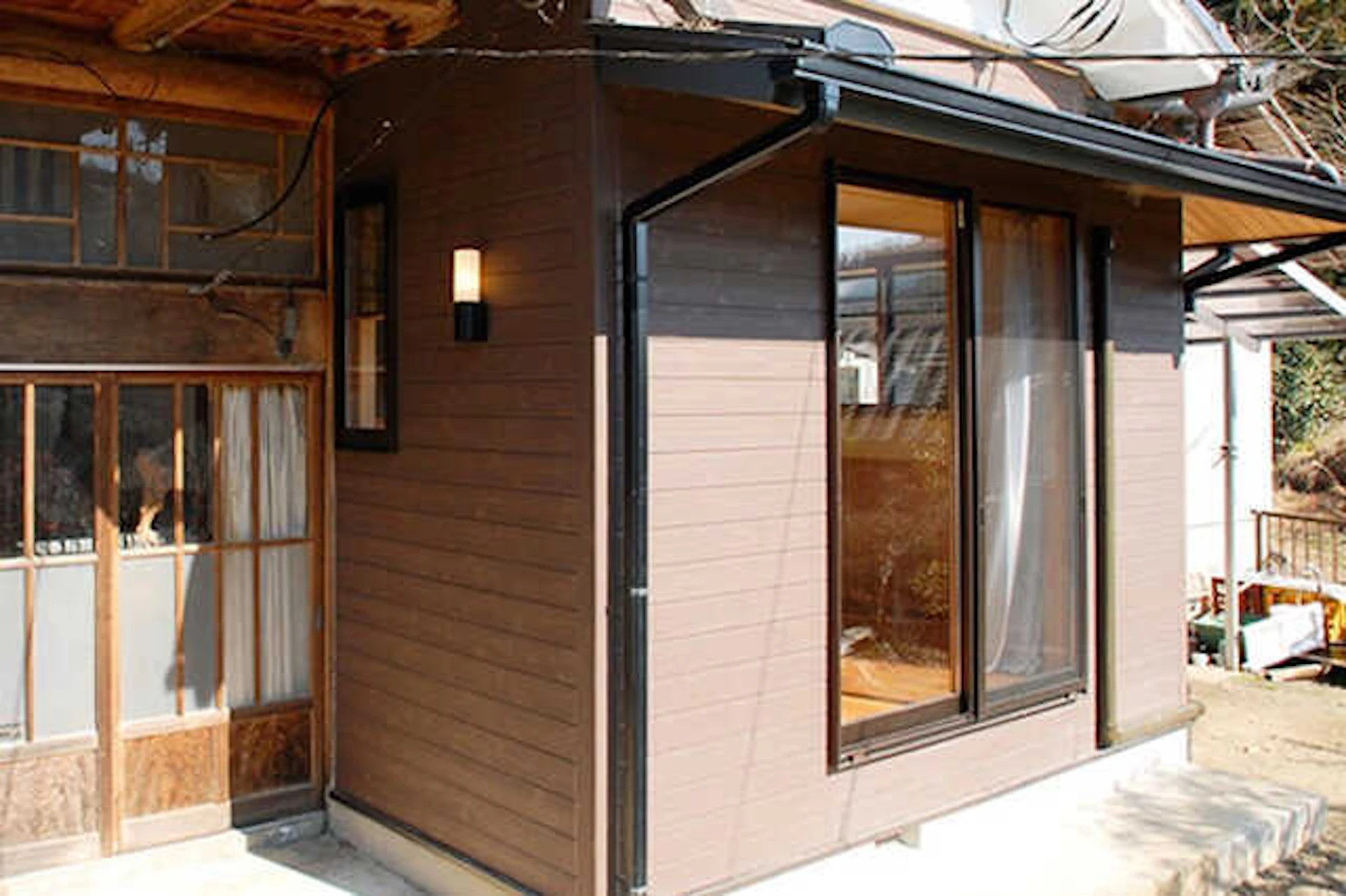 事例4 板張り調サイディングで既存家屋と調和するデザインに