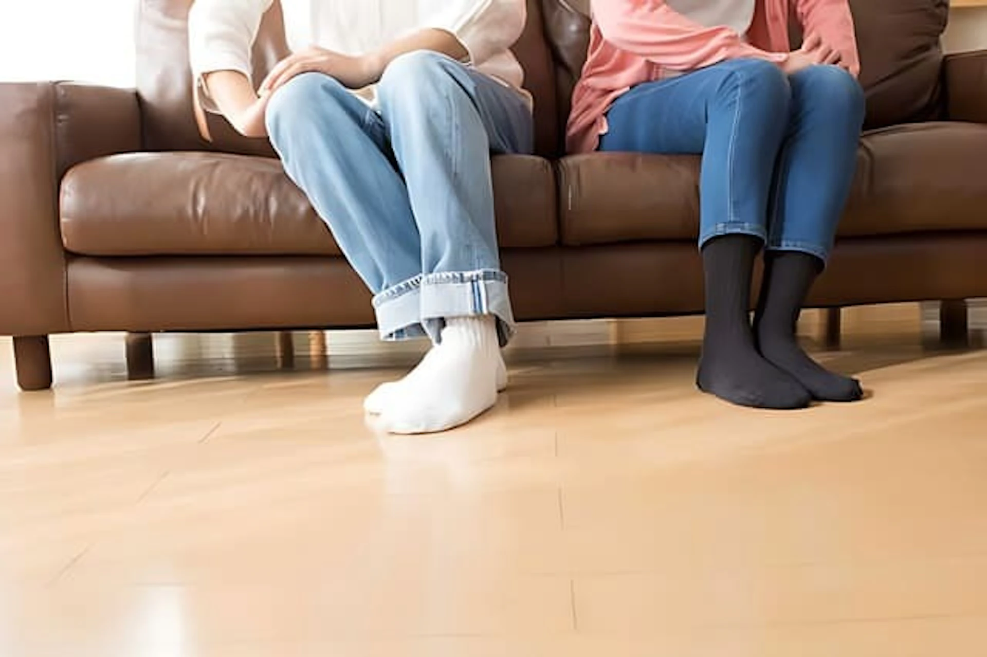 床暖房で足元を温める夫婦