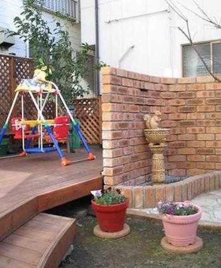 子供や犬が遊べる庭づくりのコツと注意点！ウッドデッキ・砂場などの実例やリフォーム費用も公開