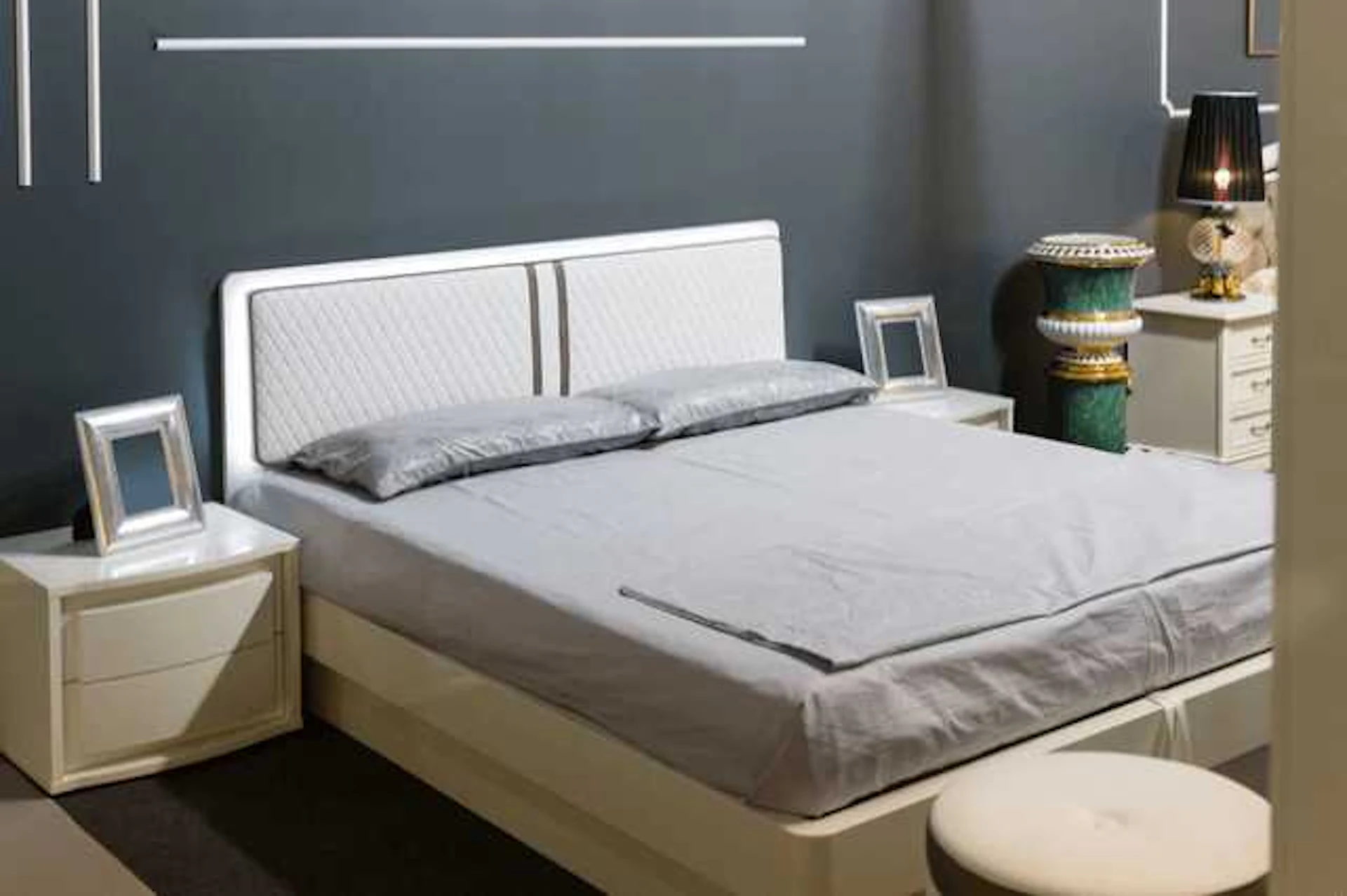 グレーのダブルベッドの置かれた寝室