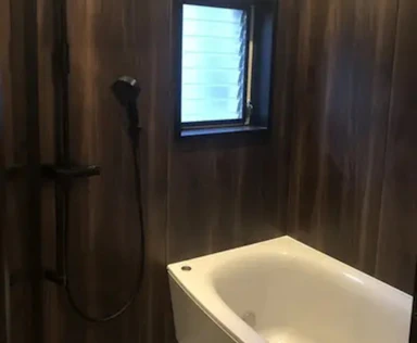 【50~100万円】濃い木目がアクセントのシックな浴室へリフォーム