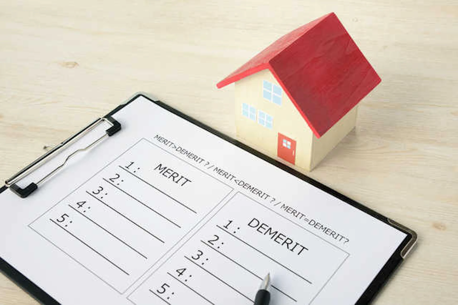 「MERIT/DEMERIT」の項目表と、住宅のオモチャ