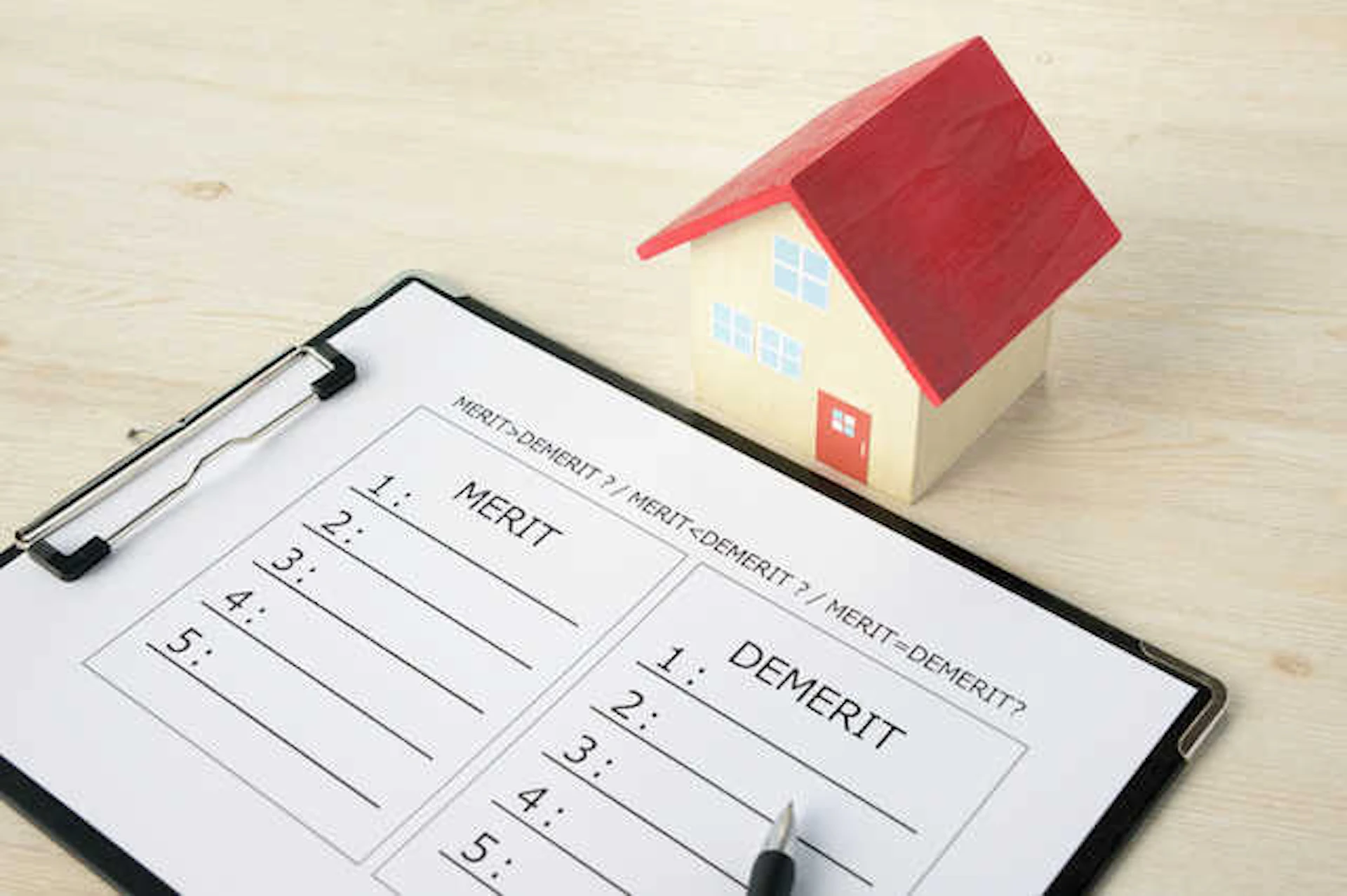 「MERIT/DEMERIT」の項目表と、住宅のオモチャ