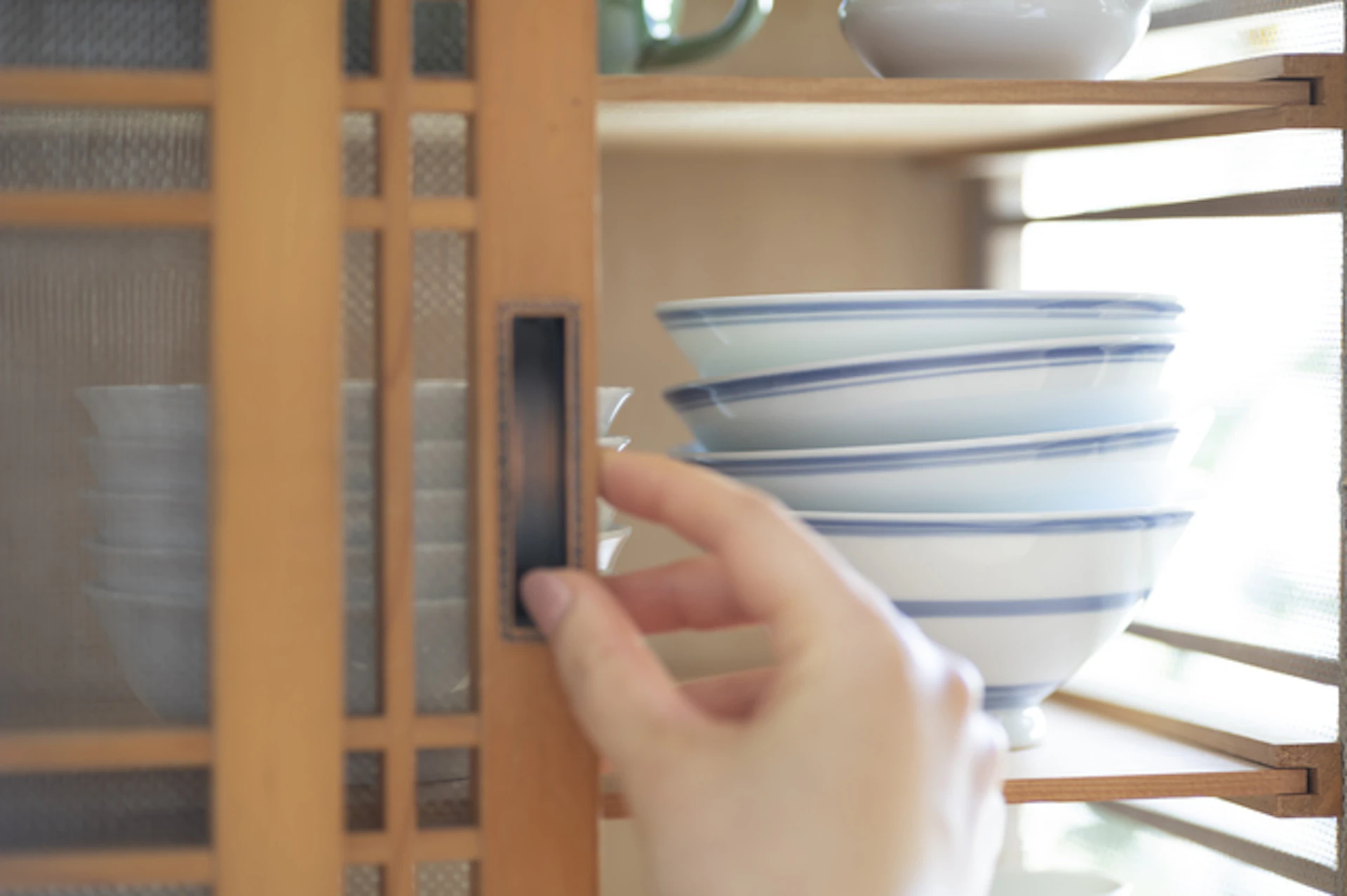 開き戸ではなく引き戸にすると扉の開閉に必要なスペースを小さくできます。