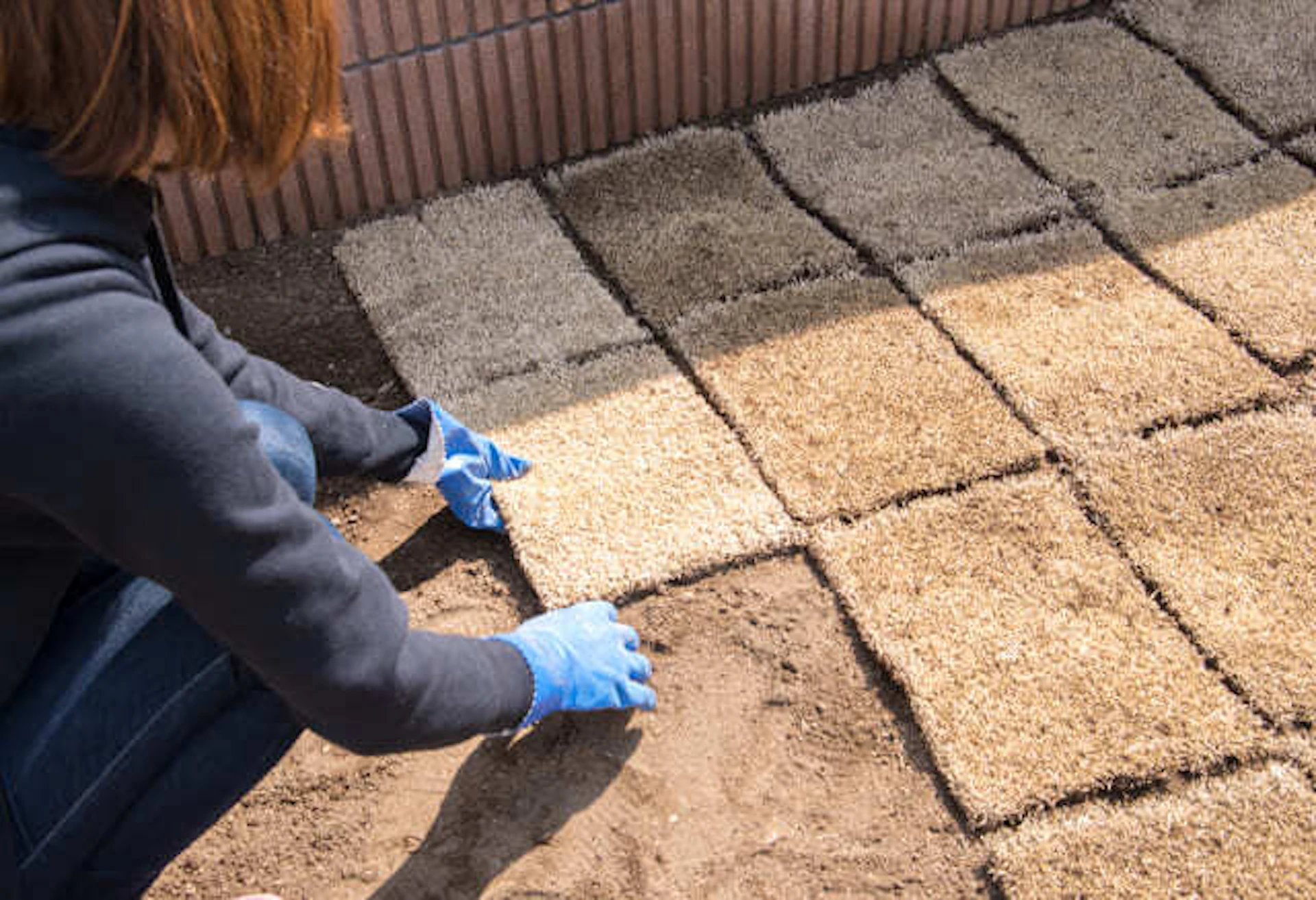 DIYでアプローチを施工する女性