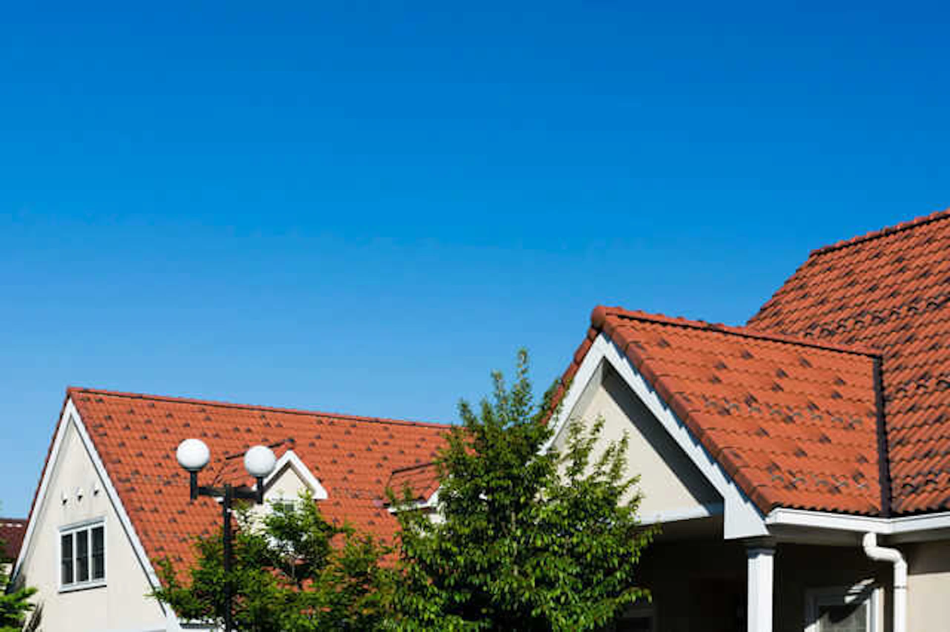 サムネイル:洋瓦とは?種類・葺き替え価格・メンテナンス方法と費用