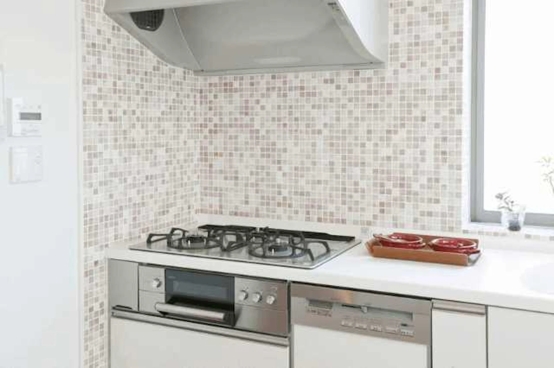 キッチンの壁材はパネルとタイル、どちらが良い?リフォーム価格や特徴を比較