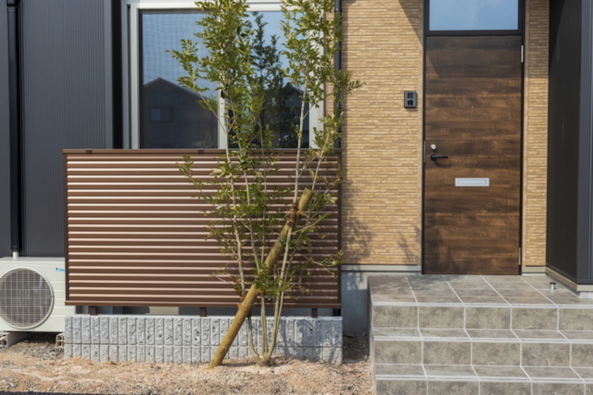 目隠しフェンスの高さや素材ごとの費用を把握する