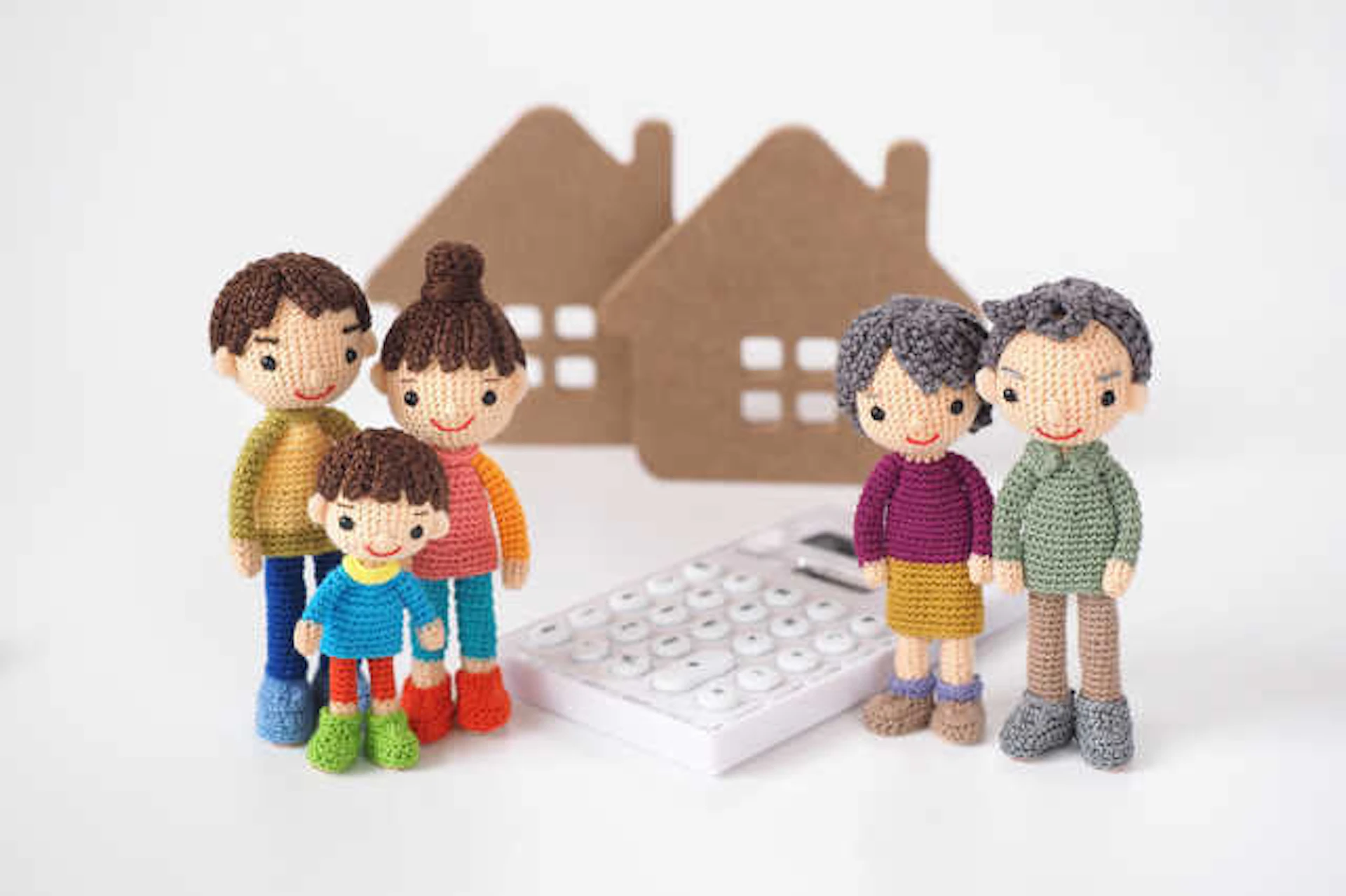 3世代家族のぬいぐるみと、家のオブジェ