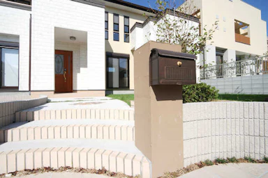 【玄関アプローチの作り方】デザインの8つのコツから費用相場まで！