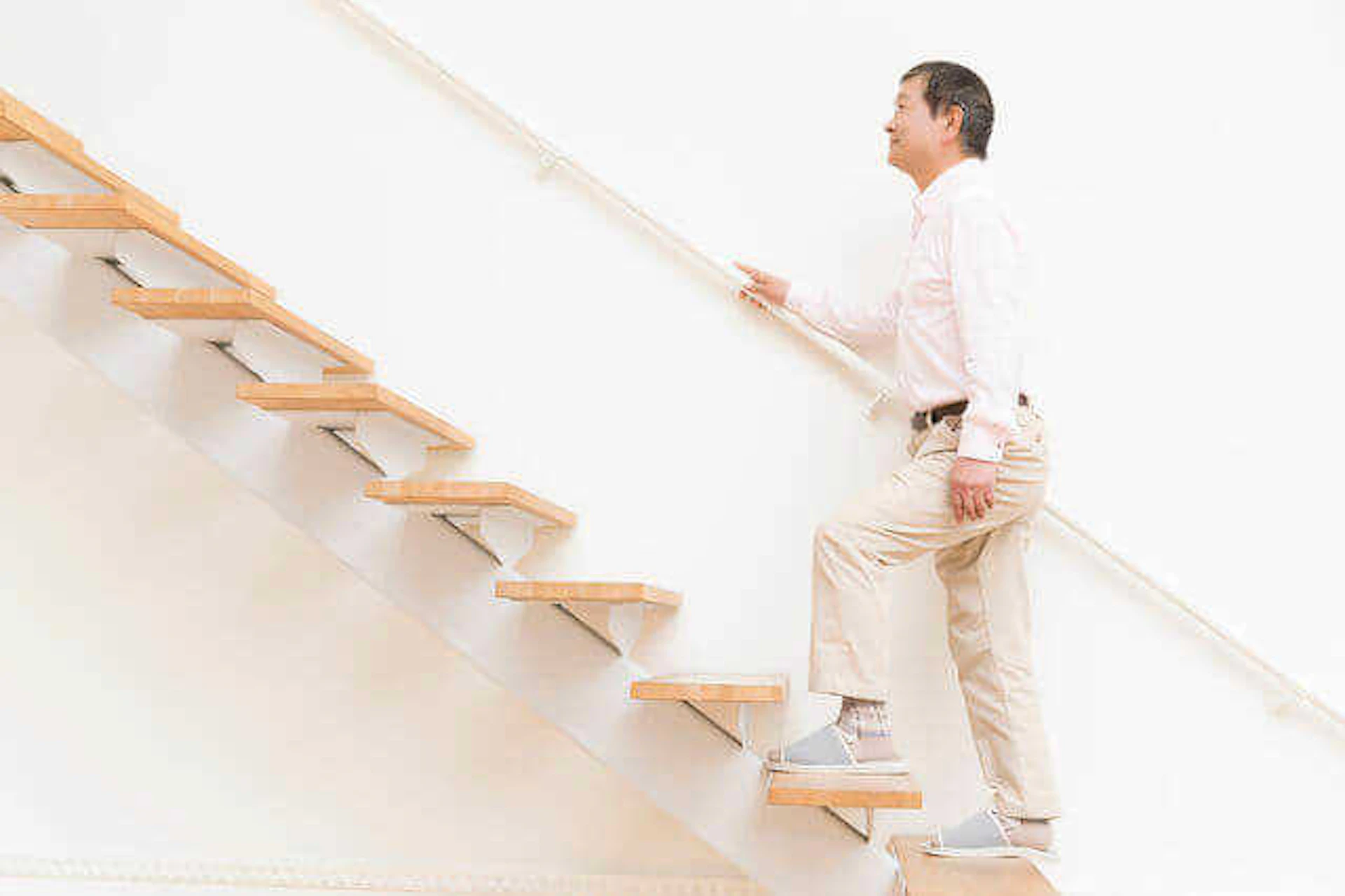 階段に手すりを取り付ける値段！DIYでも大丈夫？業者に依頼するメリット