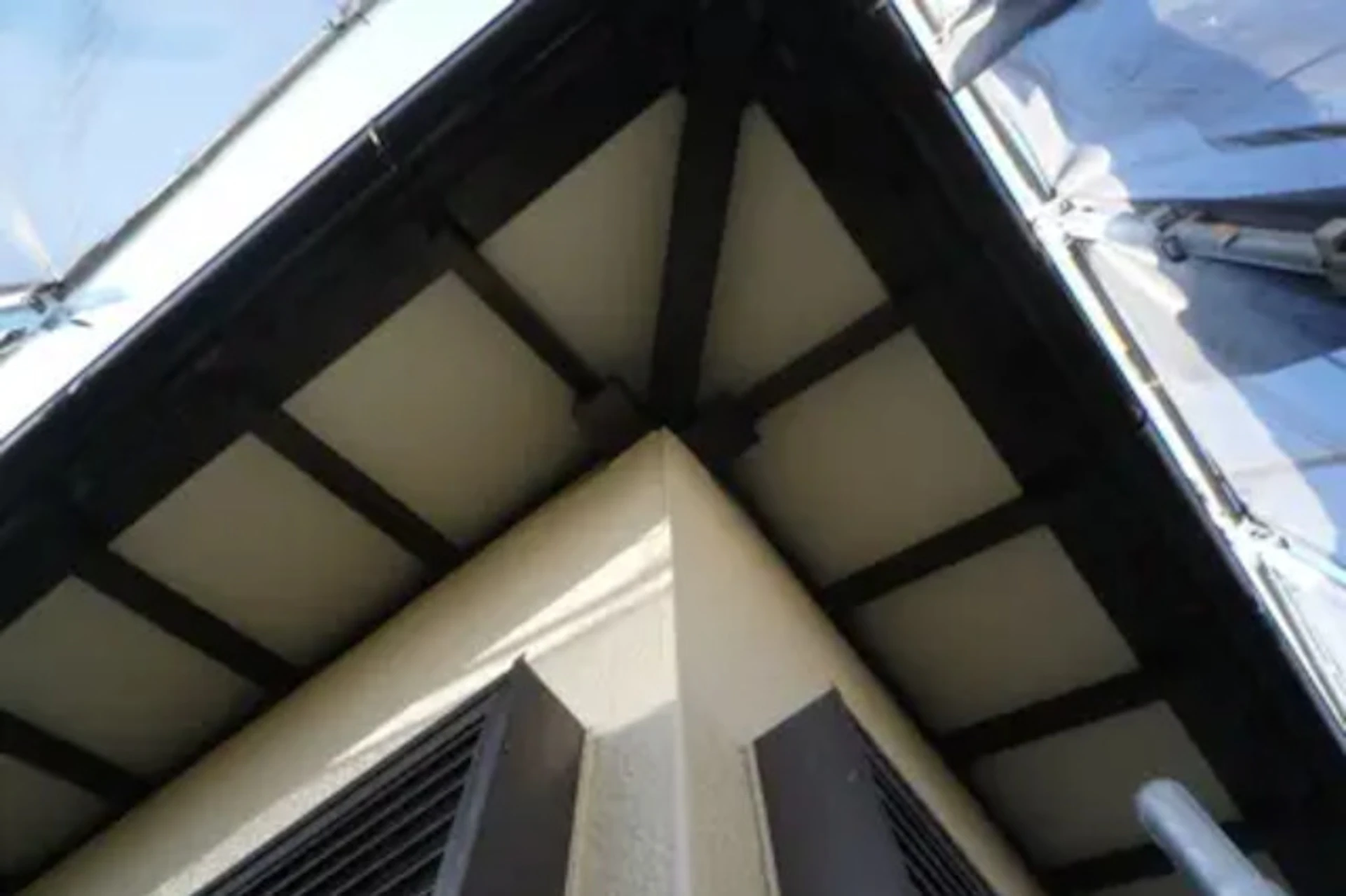 事例3: 垂木とベースを塗り分けて高級感のある軒天が完成