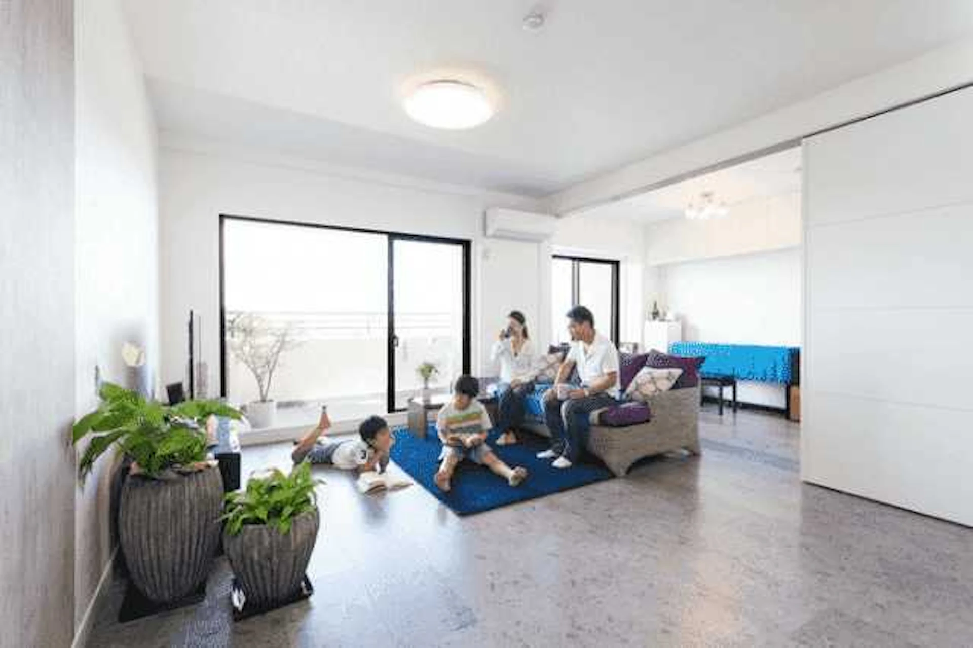 リビングの壁紙の選び方とは？リフォーム価格・おすすめコーディネート例7選＋α