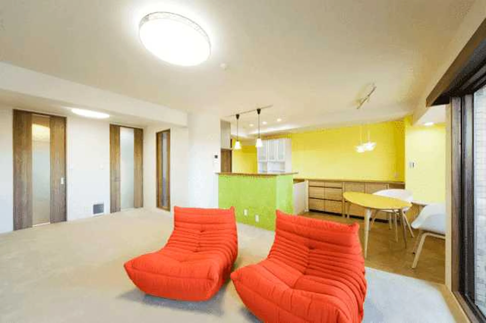 リビングの壁紙の選び方とは？リフォーム価格・おすすめコーディネート例7選＋α