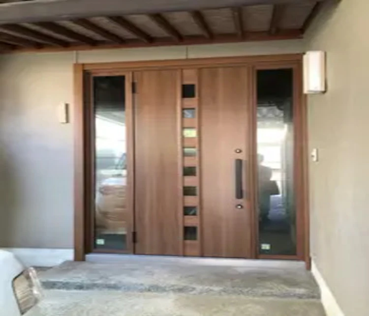 玄関周りに防犯ガラスを採用した施工事例