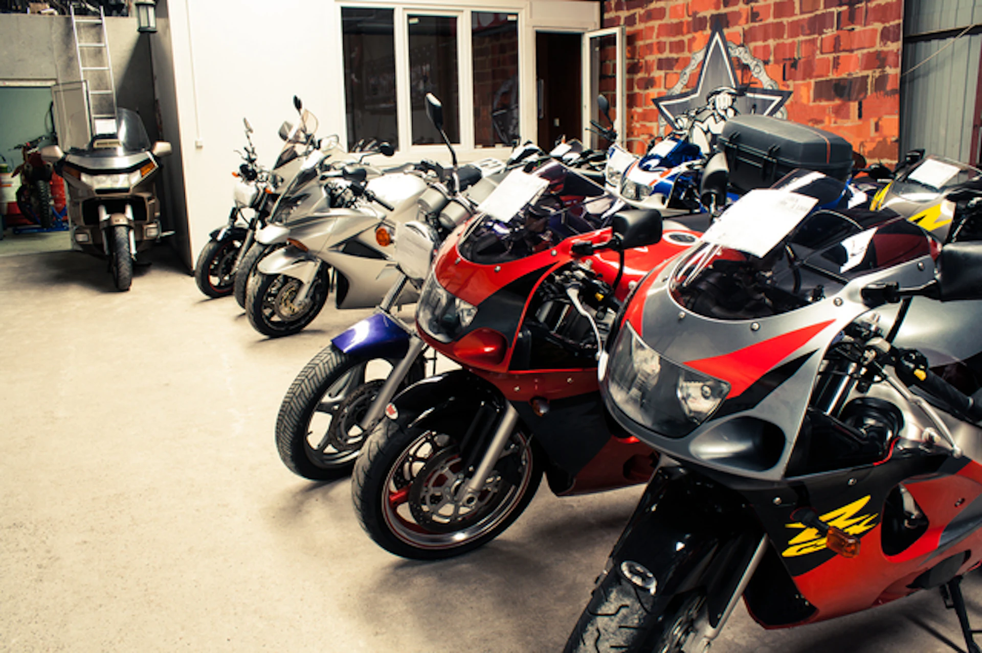 バイクガレージとは