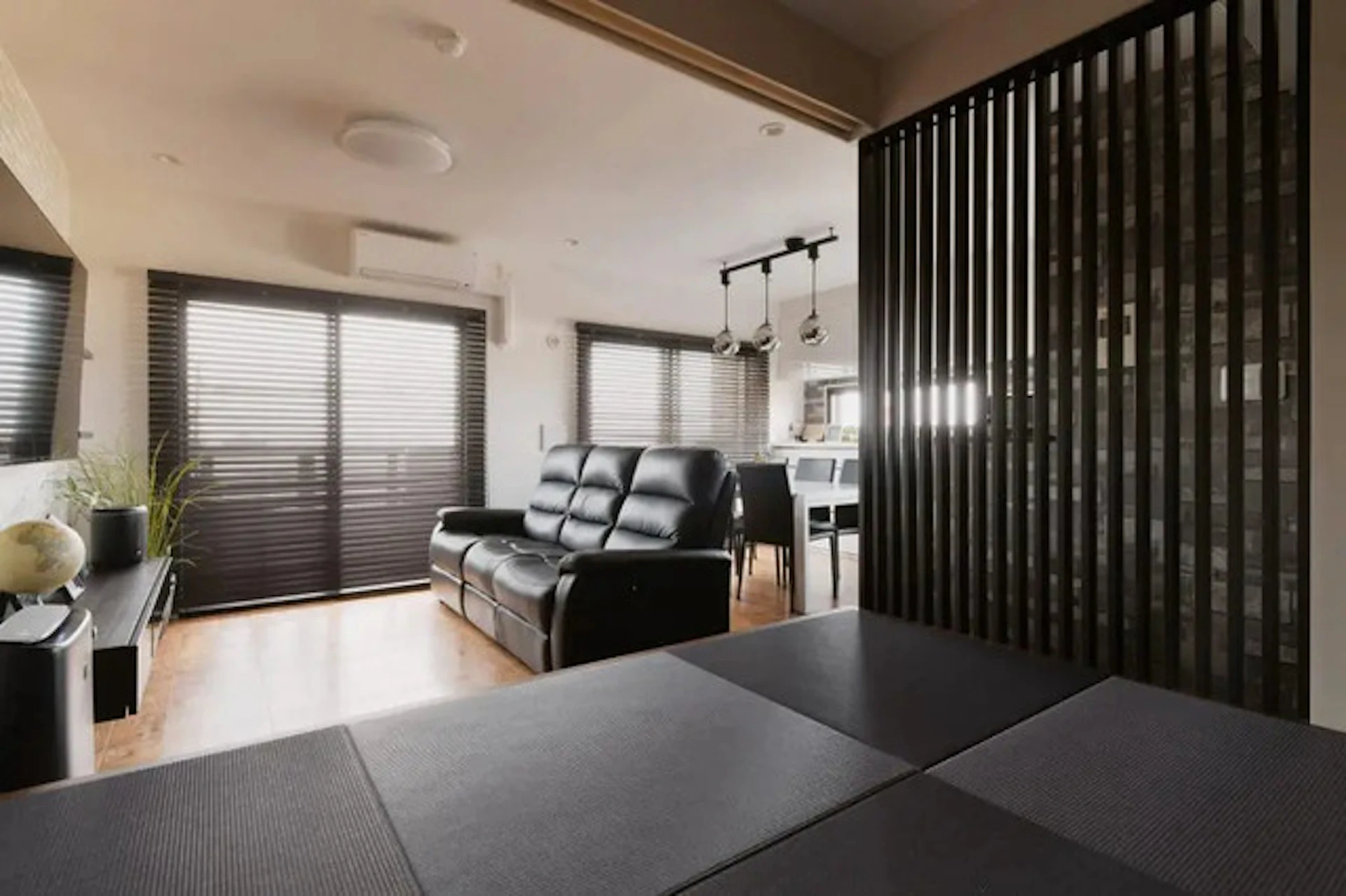 実例4：ダークな色味で統一した大人な和モダンリビング