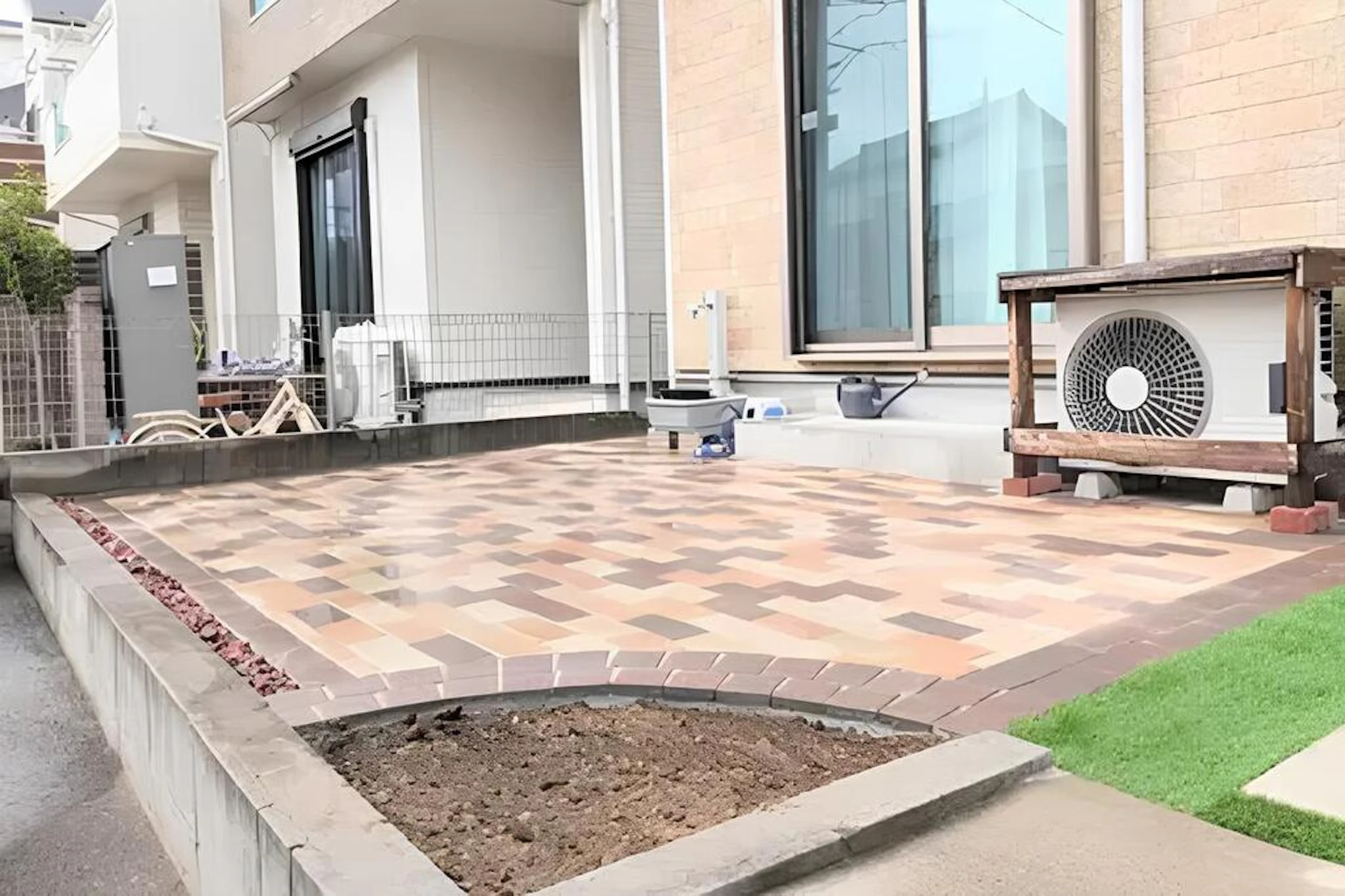 事例2 インターロッキングと人工芝の組み合わせ